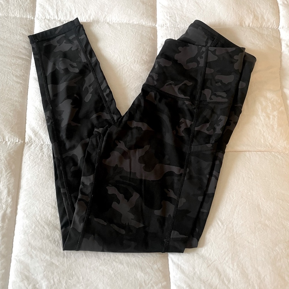 EUC Amazon grey Camo leggings with pockets! Size Medium